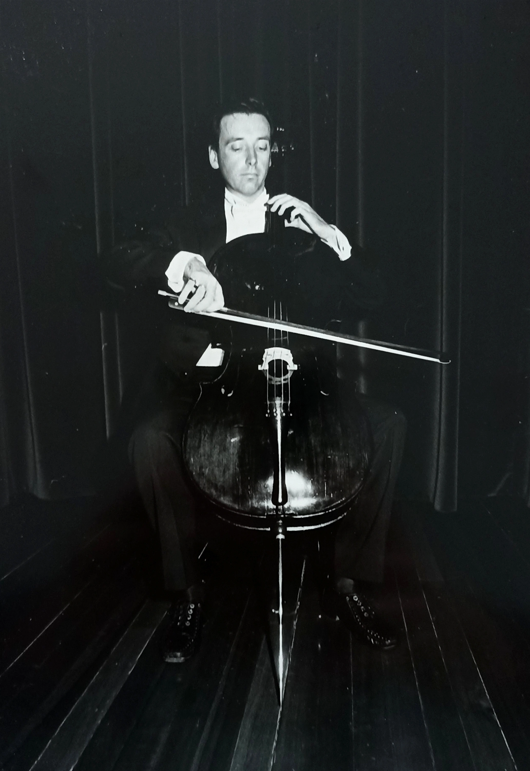 Robert Pytel Gieraltowski tocando el violonchelo