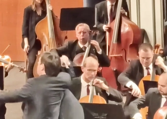Robert Pytel en un vídeo del concierto de orquesta de Béla Bartók en la Filarmónica de Málaga en 2023